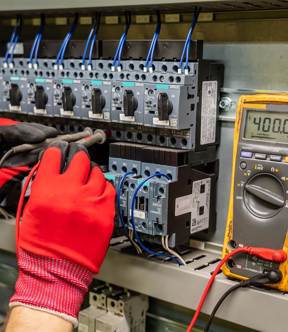 Eletricista profissional a trabalhar num quadro elétrico